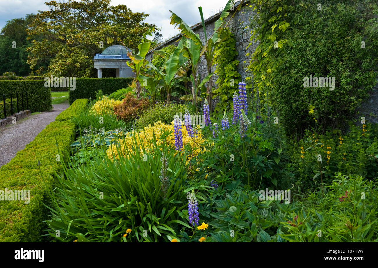 Le Temple et Frontières herbacées dans le jardin clos, la Fota House, Arboretum et Jardins, près de Cobh, dans le comté de Cork, Irlande Banque D'Images