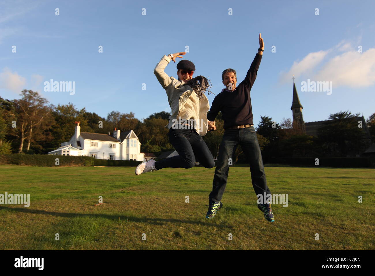Heureux couple jumping Banque D'Images