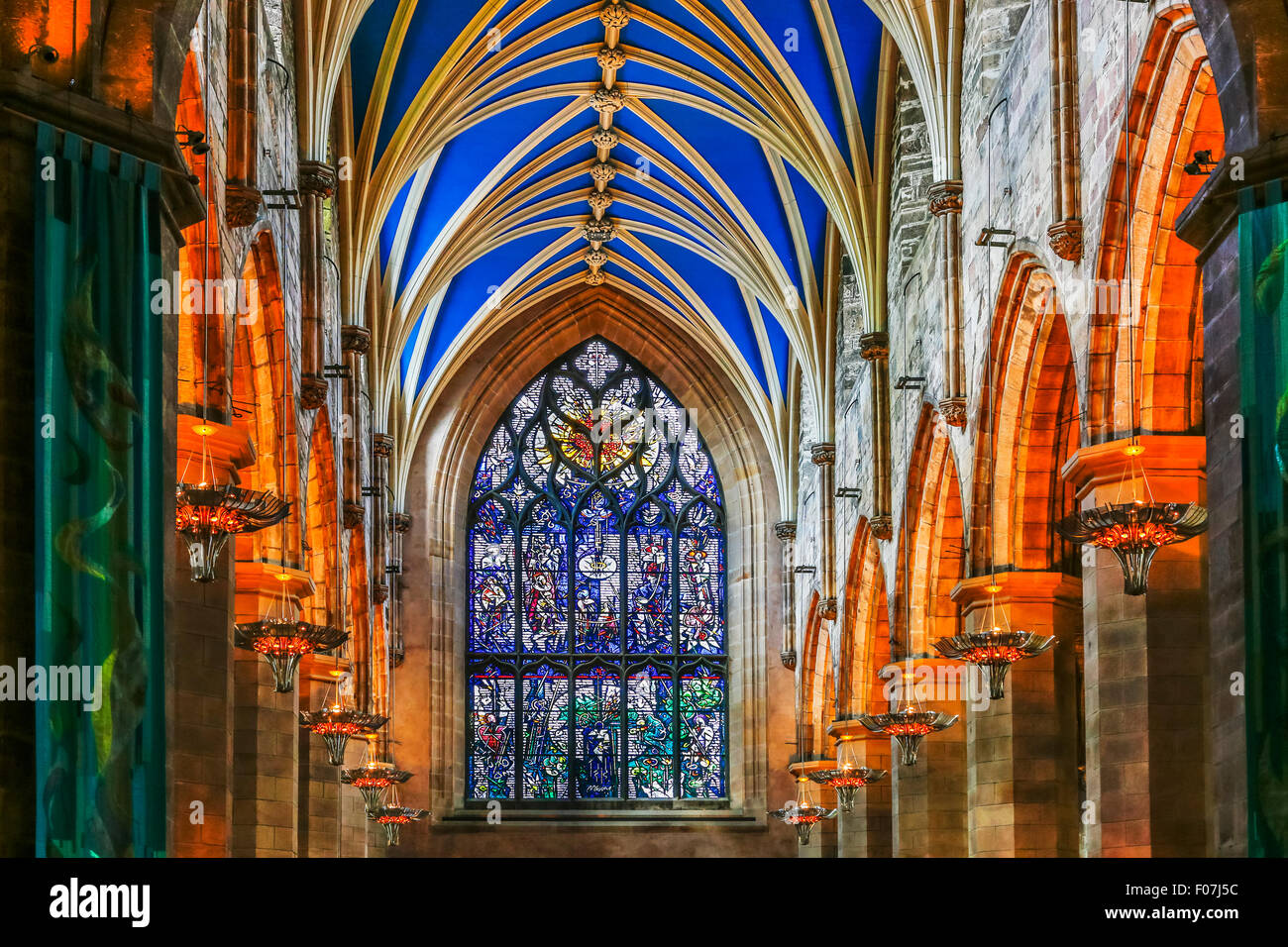 Transept ouest de la cathédrale St Giles, Royal Mile, Édimbourg montrant la tache fenêtre vitrée illustrant la vie et les œuvres de robe Banque D'Images