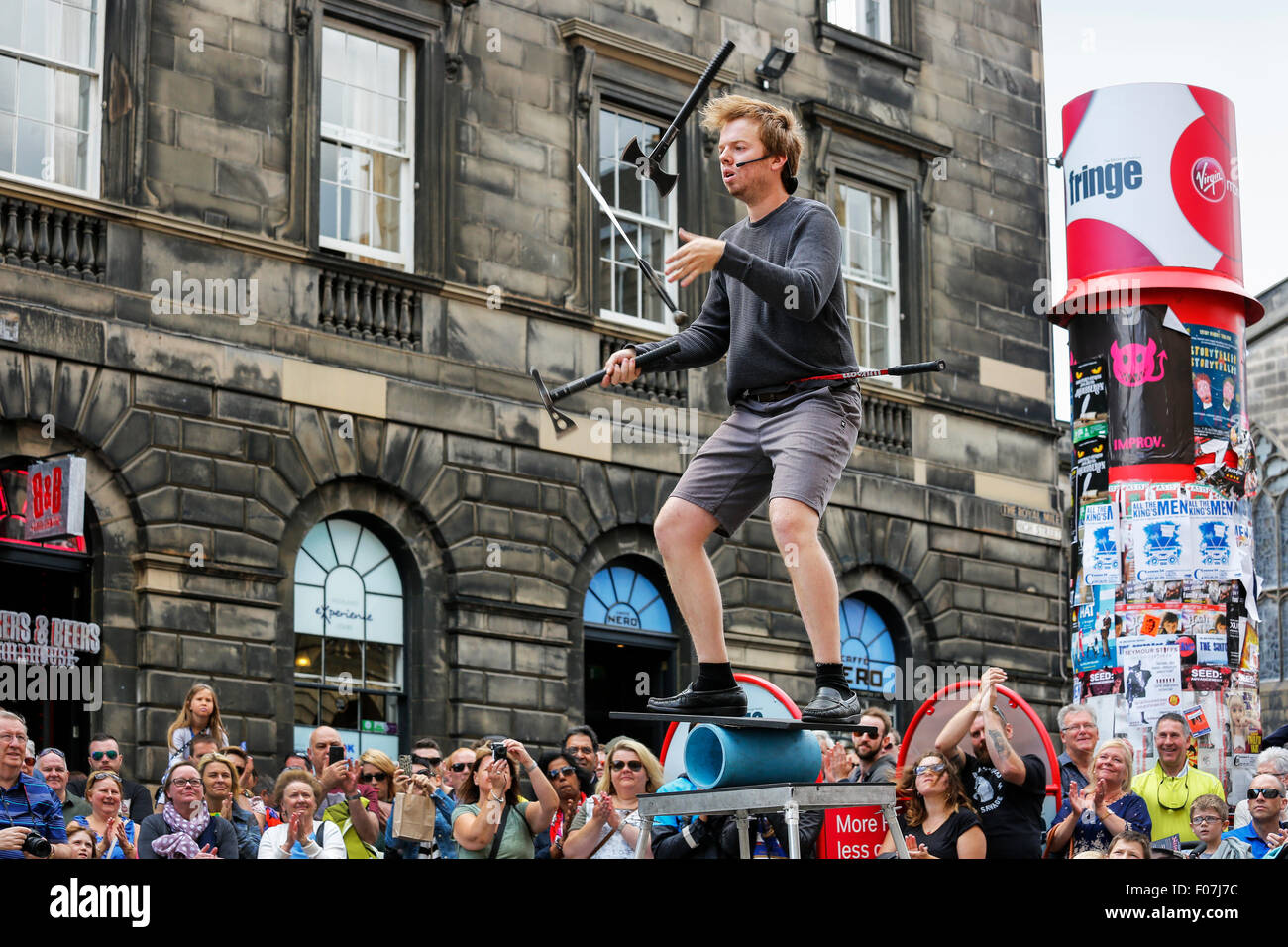 Daniel Zindler du Canada effectuant une jonglerie et équilibre dans le Royal Mile, au cours de l'Edinburgh Fringe Fest Banque D'Images