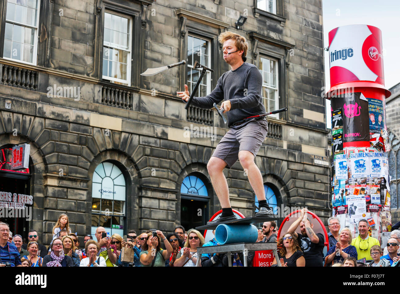 Daniel Zindler du Canada effectuant une jonglerie et équilibre dans le Royal Mile, au cours de l'Edinburgh Fringe Fest Banque D'Images