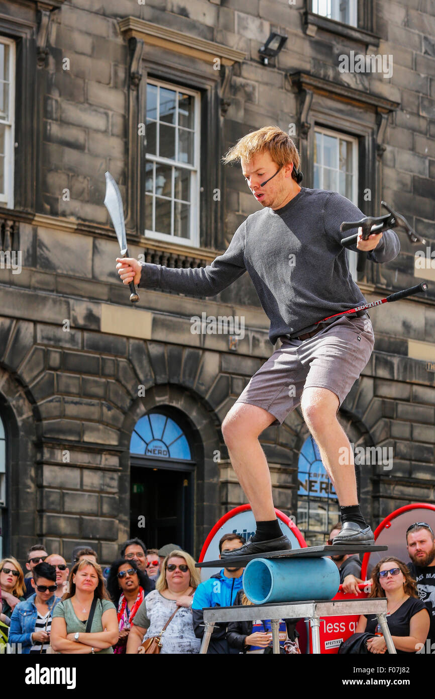 Daniel Zindler du Canada effectuant une jonglerie et équilibre dans le Royal Mile, au cours de l'Edinburgh Fringe Banque D'Images