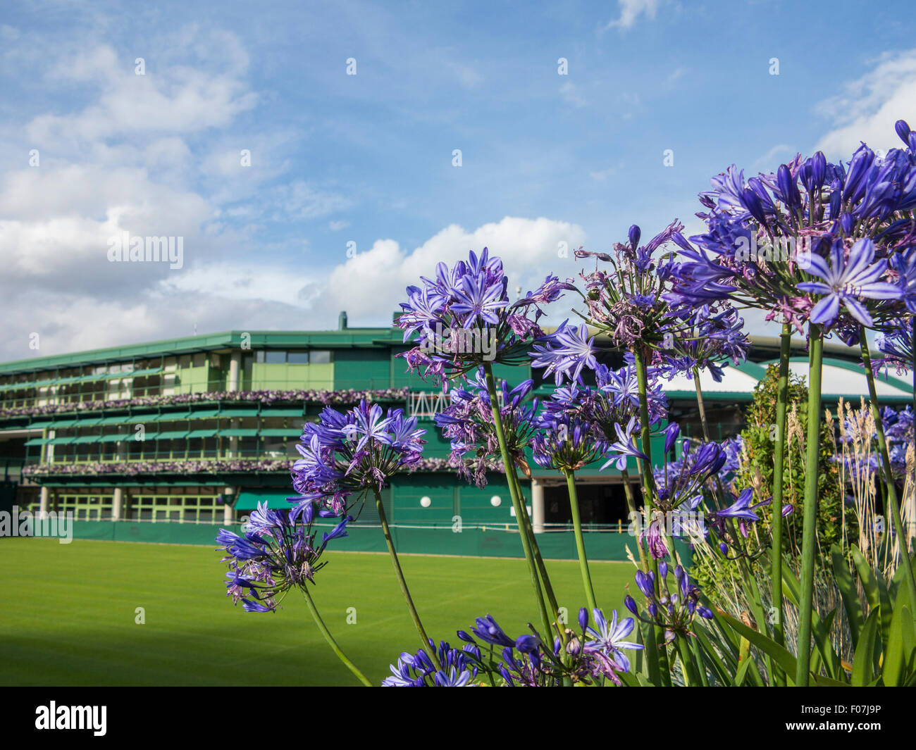 Un numéro de cour et des scènes de l'All England Club de tennis à Wimbledon, en Angleterre, la maison du tennis de Wimbledon Banque D'Images