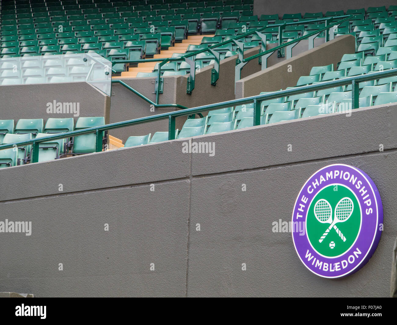 Un numéro de cour et des scènes de l'All England Club de tennis à Wimbledon, en Angleterre, la maison du tennis de Wimbledon Banque D'Images
