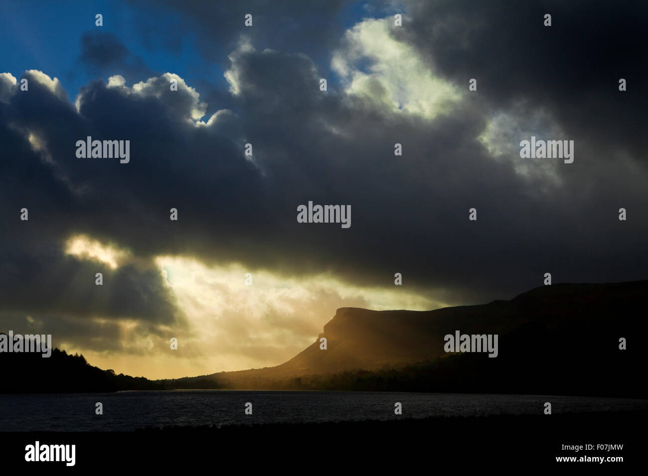 Un tonnerre d'une forte pluie nuages et rayons de soleil sur le Lough Gill, avec King's Mountain, Yeats Country, Comté de Sligo, Irlande Banque D'Images