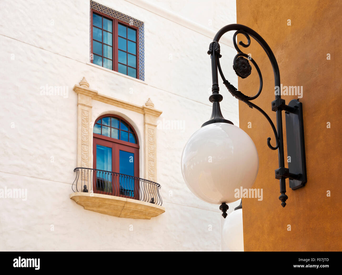 Vue artistique d'un bâtiment extérieur avec un globe de lumière Banque D'Images