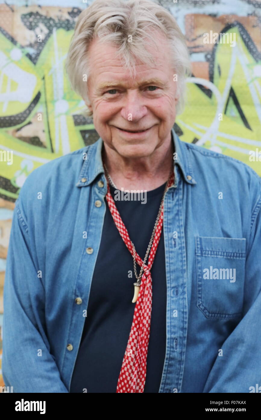 Macclesfield, Cheshire, Royaume-Uni. 9 Août, 2015. Dave Edmunds en coulisses lors d'un retour rapide du Nord Festival tenu à Capesthorne Hall. Crédit : Simon Newbury/Alamy Live News Banque D'Images