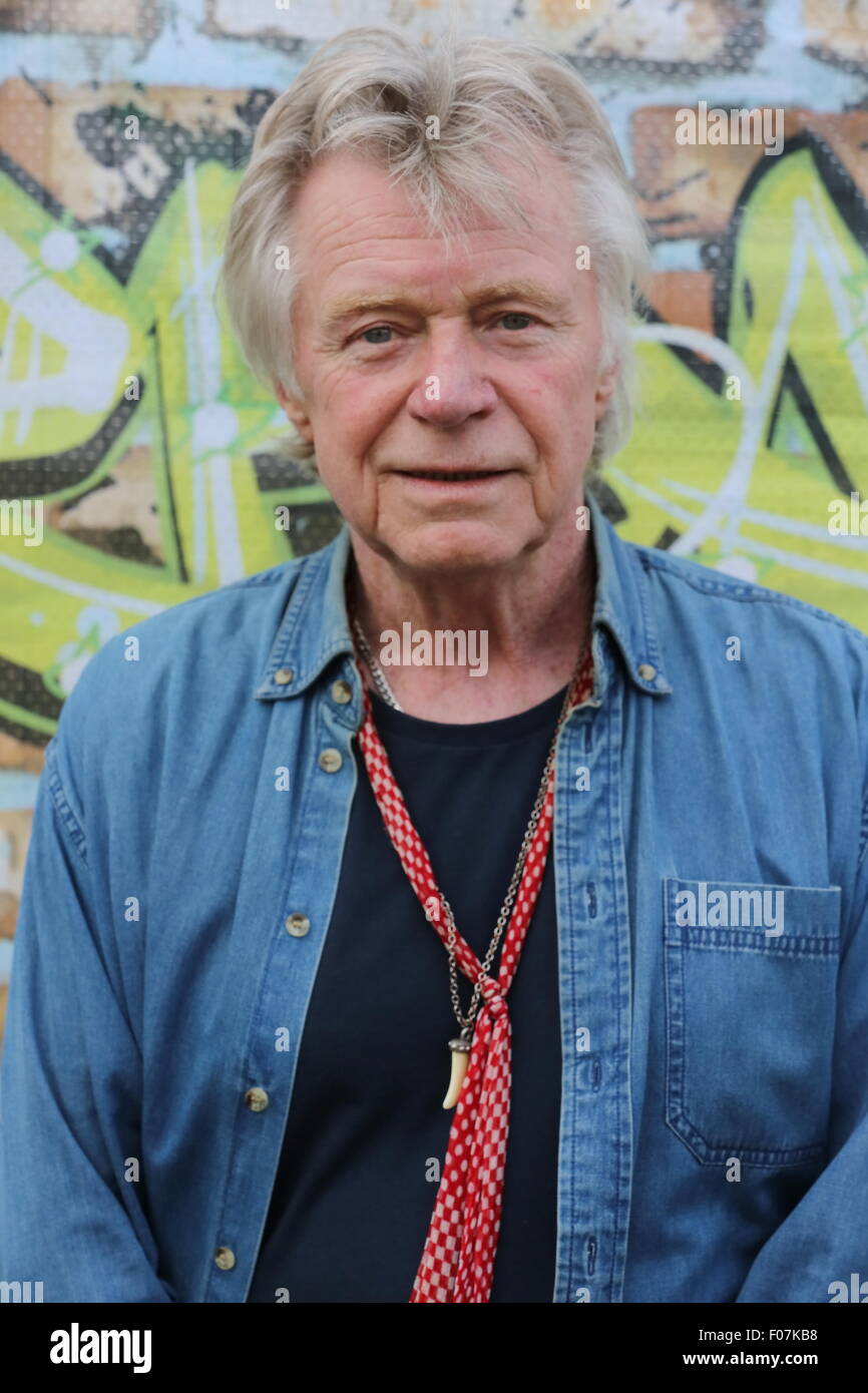 Macclesfield, Cheshire, Royaume-Uni. 9 Août, 2015. Dave Edmunds pose des coulisses lors d'un retour rapide du Festival tenu à Capesthorne Hall. Crédit : Simon Newbury/Alamy Live News Banque D'Images