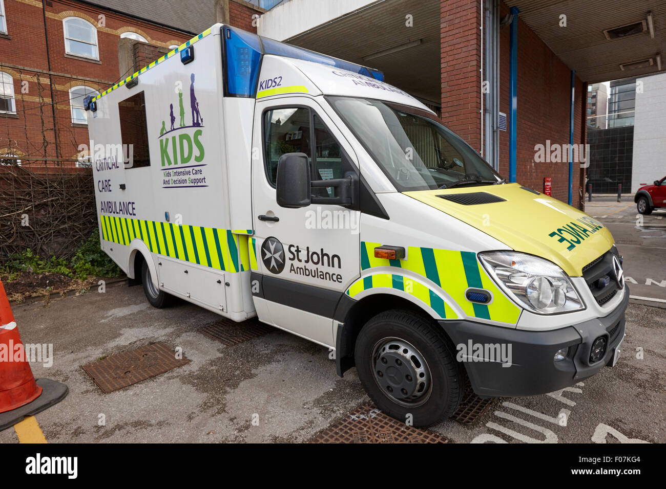 St Johns Ambulance ambulance soins d'enfants Birmingham UK Banque D'Images