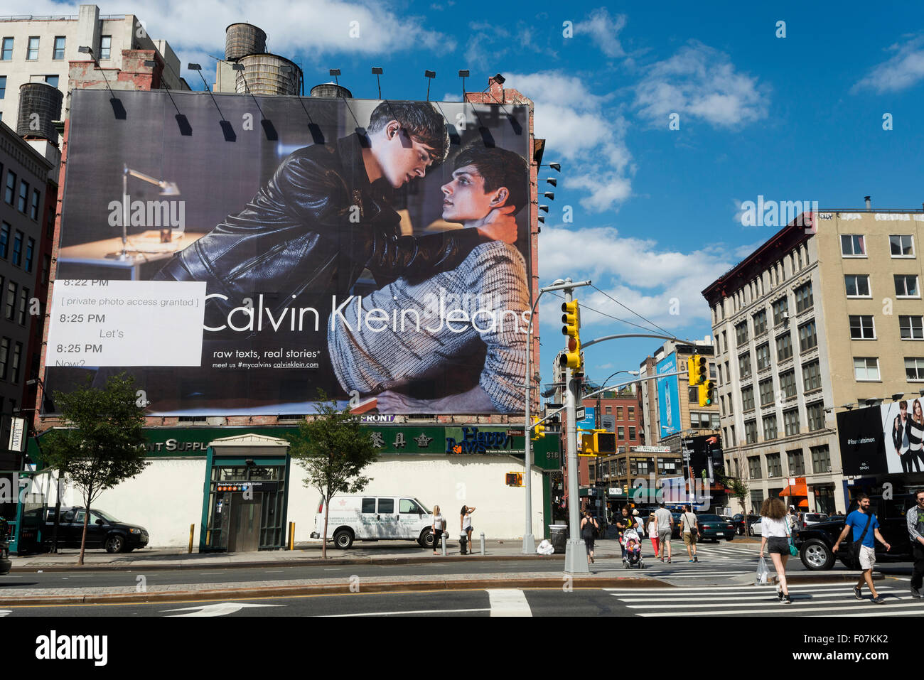 New York, NY - Panneau d'affichage pour Calvin Klein de neuf matières  campagne mettant en vedette un couple gay, dans le quartier de Noho  Manhattan ©Stacy Walsh Rosenstock/Alamy Photo Stock - Alamy