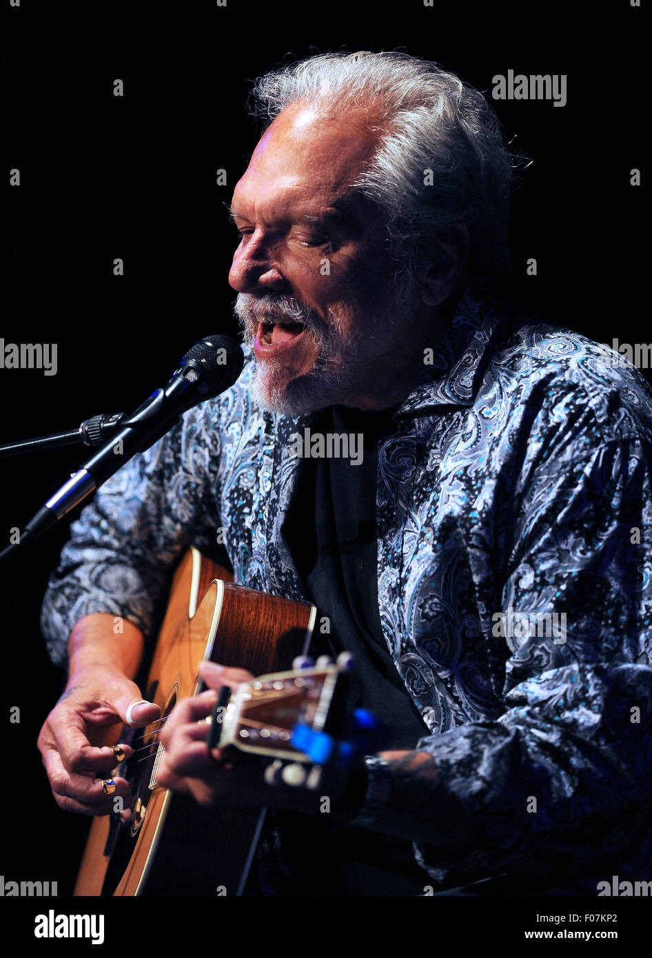 Melbourne, Florida, United States. 8e août, 2015. Jorma Kaukonen, membre fondateur de l'Jefferson Airplane et de Hot Tuna, effectue au Studio Theatre au King, Centre for the Performing Arts à Melbourne, Floride le 8 août 2015. Crédit : Paul Hennessy/Alamy Live News Banque D'Images