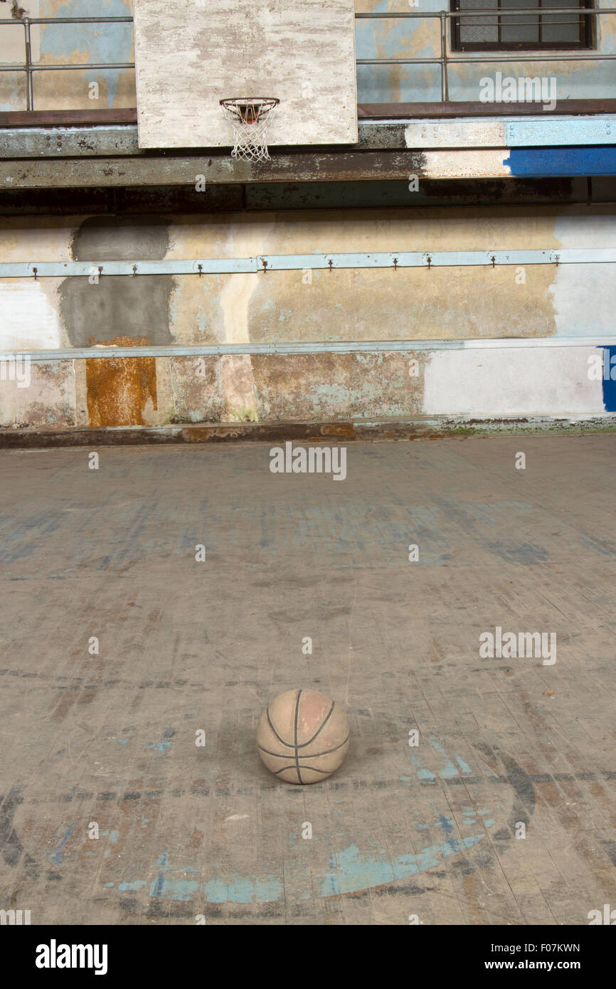 Basket-ball à la moitié de la vieille école de sport. Banque D'Images