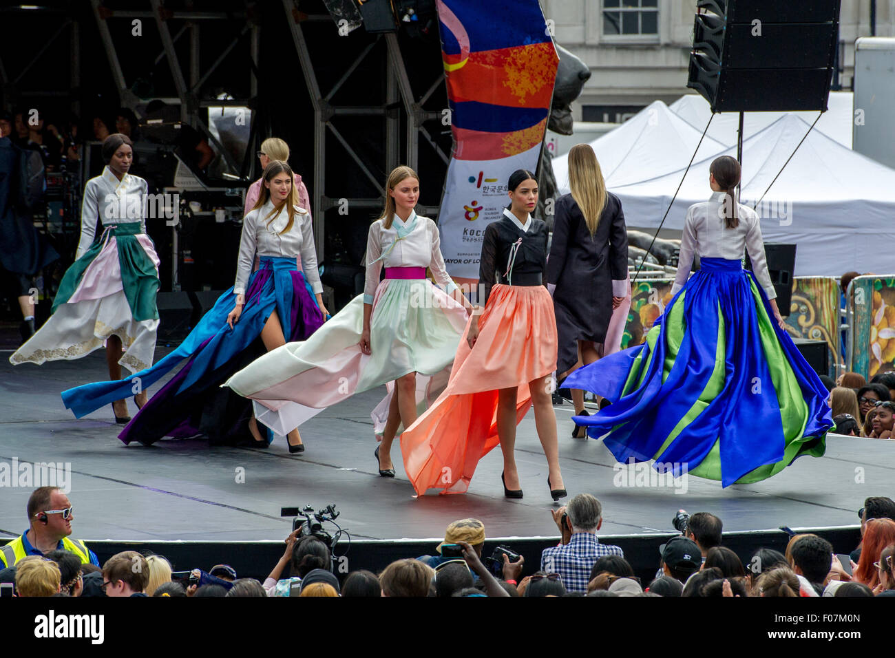 Londres, Royaume-Uni. 09 août, 2015. Model wearing clothes par créateur Yeong Ki Cho sur la scène du London Festival Coréen 2015. Banque D'Images