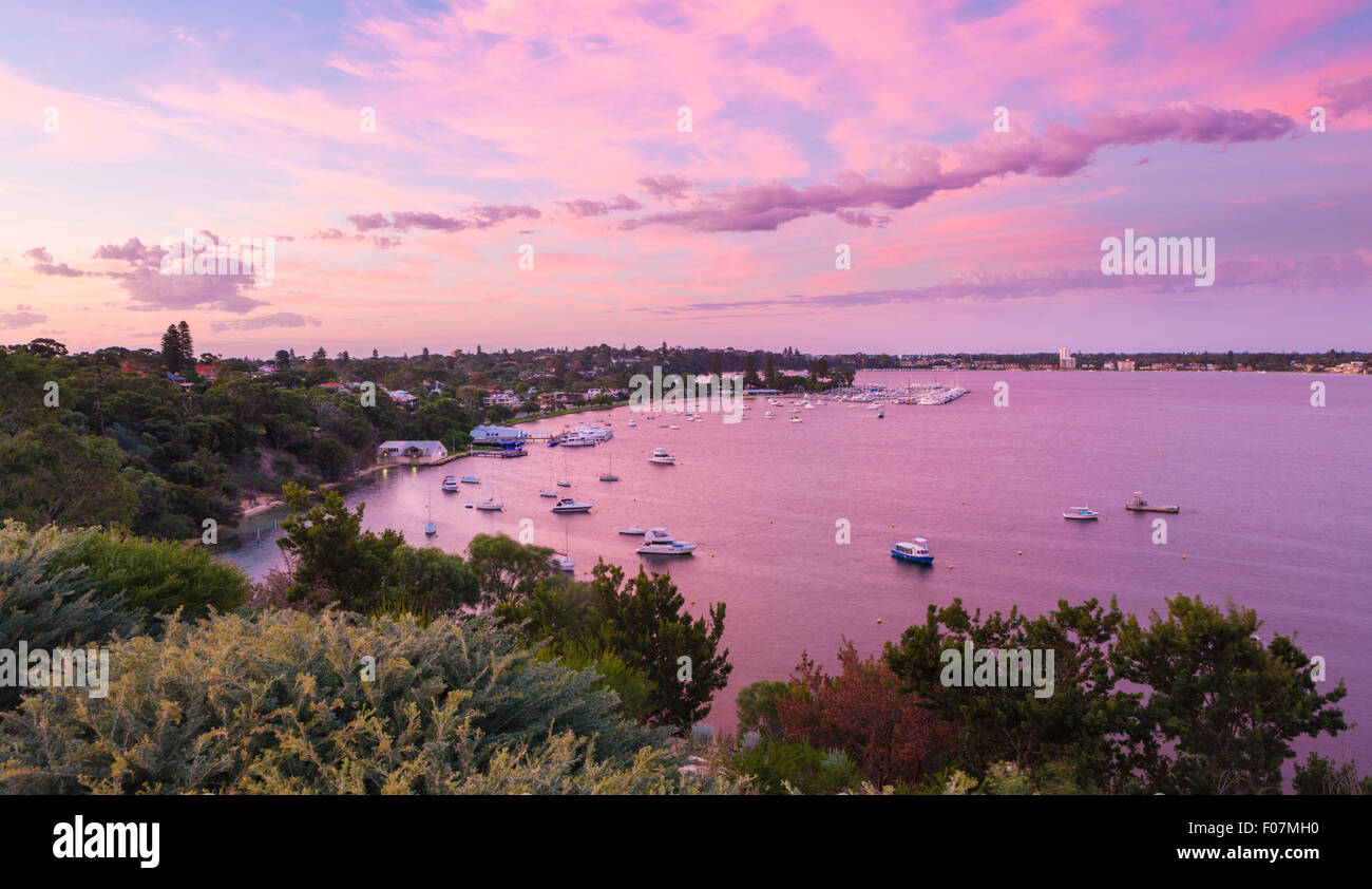 Regardant vers le bas sur l'eau douce en baie, Peppermint Grove, le yacht club et la rivière Swan au coucher du soleil. L'ouest de l'Australie Banque D'Images