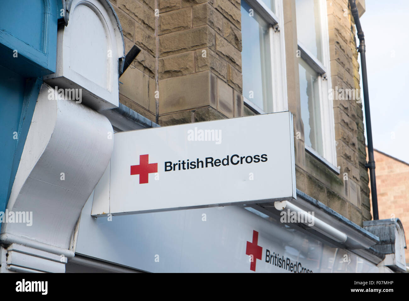 Magasin de croix rouge britannique dans la ville de Matlock, dans le Derbyshire, Angleterre, Royaume-Uni Banque D'Images