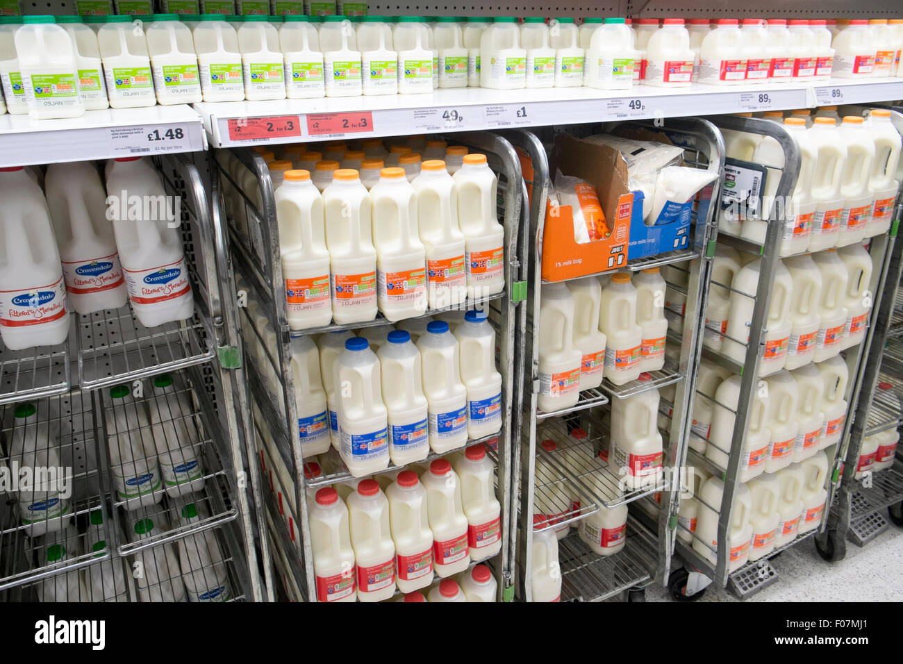 Sainsburys étagères de supermarché dans un magasin à Derbyshire, Angleterre montrant le lait plein et léger, Royaume-Uni Banque D'Images