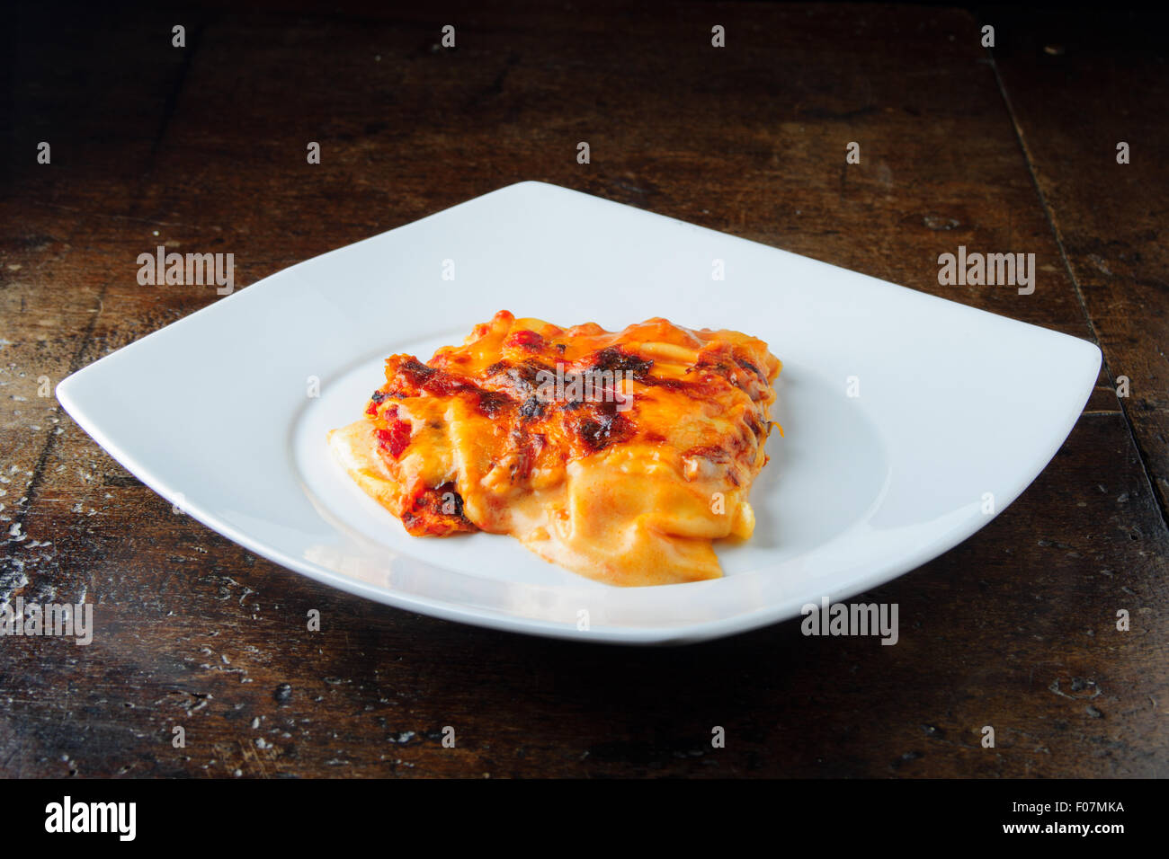 Lasagne italienne, cuisine italienne, cuisine italienne dans un pot isolé Banque D'Images