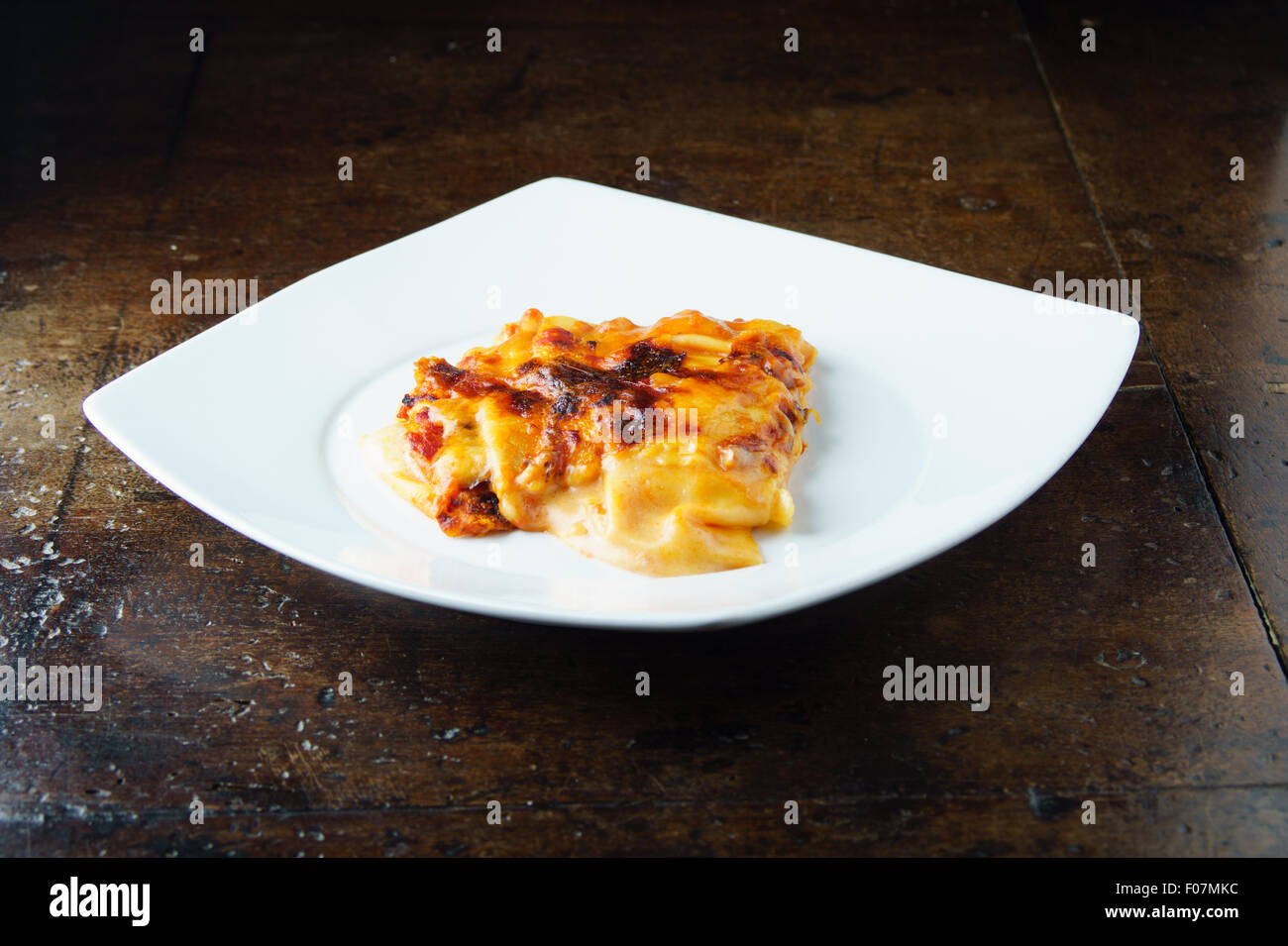 Lasagne italienne, cuisine italienne, cuisine italienne dans un pot isolé Banque D'Images