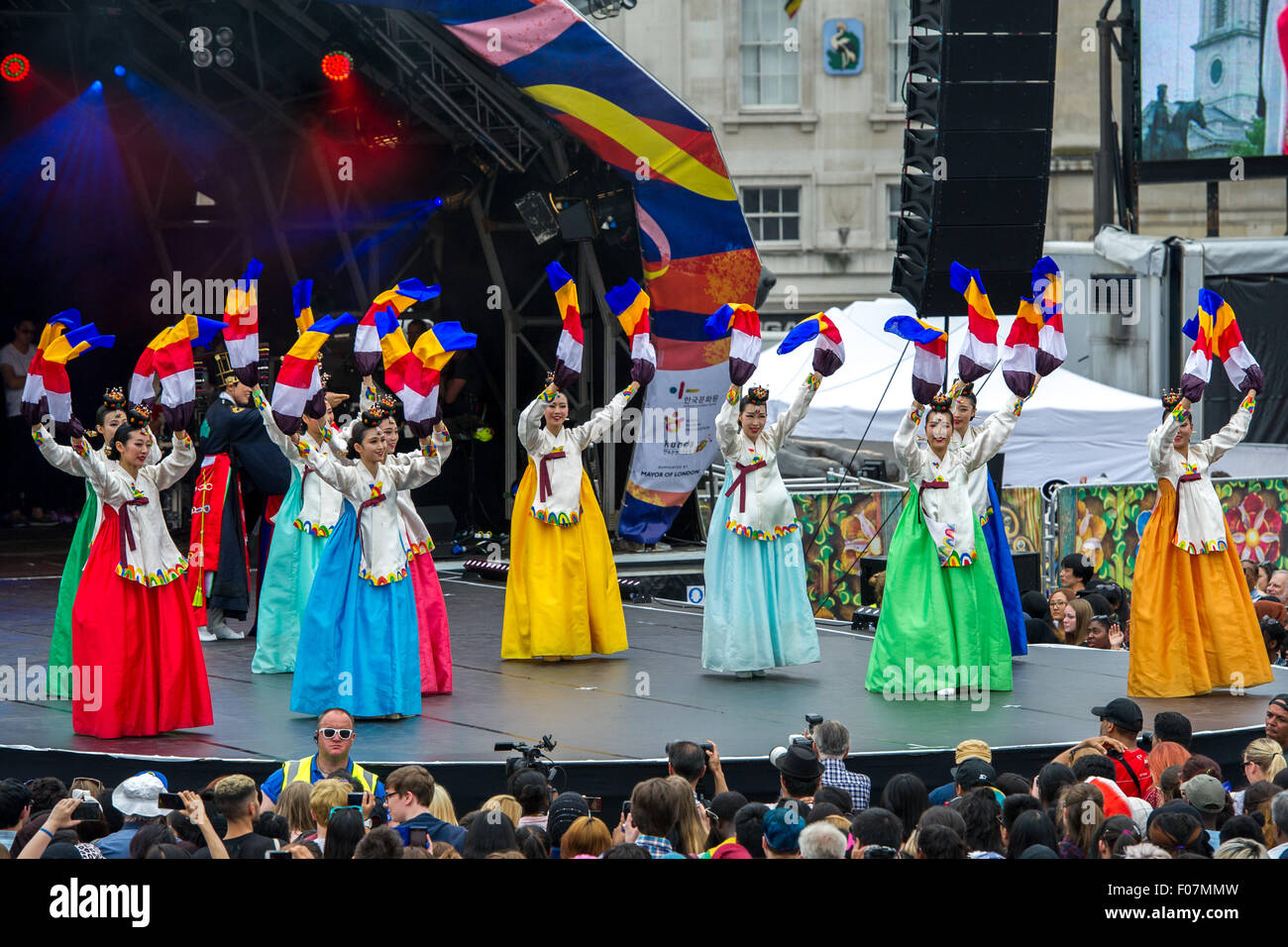 Londres, Royaume-Uni. 09 août, 2015. L'exécution du Pan Mariage Royal - La danse du Roi et de la Reine sur la scène du London Festival Coréen 2015. Banque D'Images
