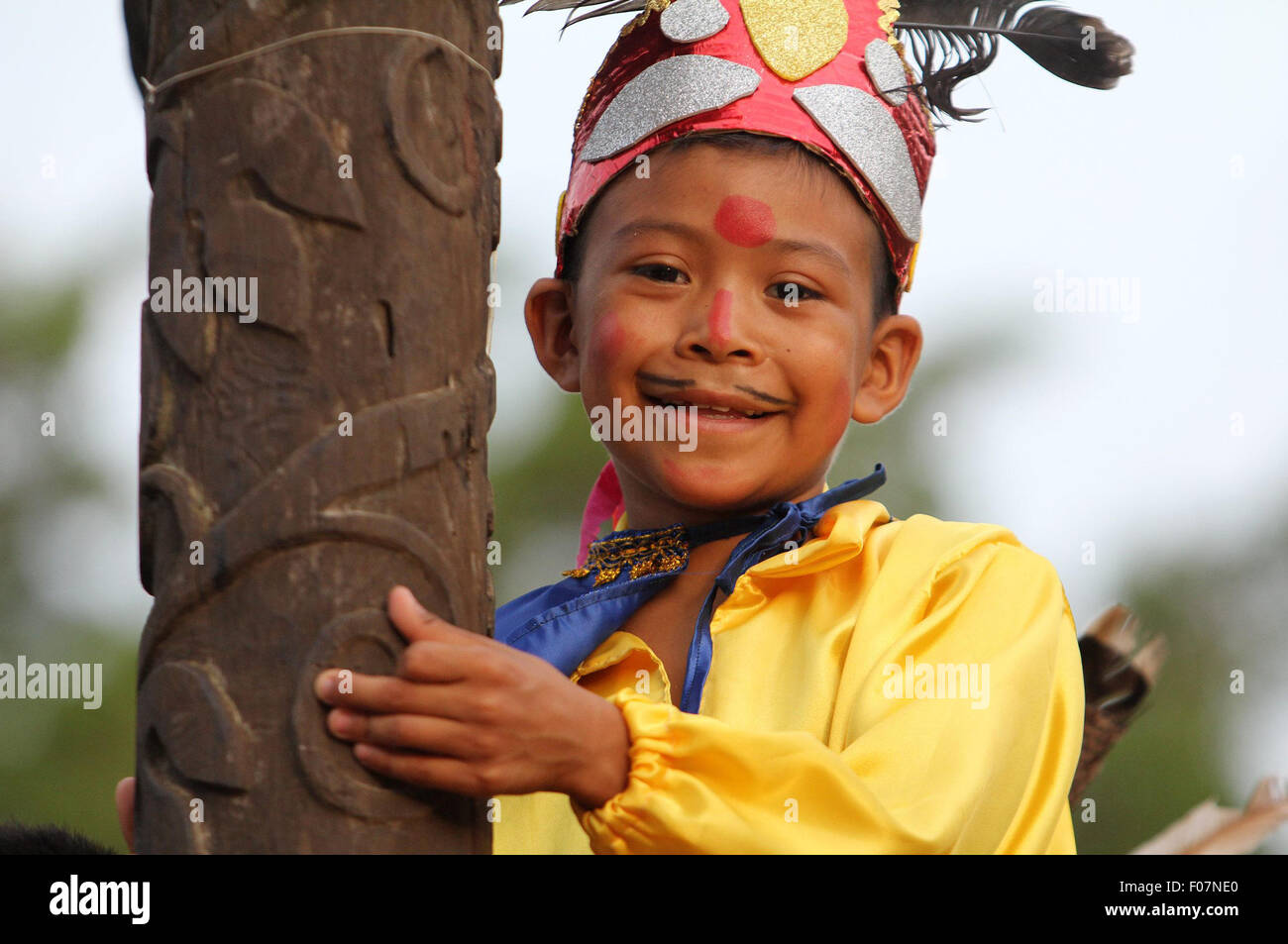 Chiapas, Mexique. 9 Août, 2015. Un garçon participe à la bataille de l'reenaction entre Alferez et Nahuares, dans le cadre de la célébration de la Journée internationale des populations autochtones, à Chiapa de Corzo, Chiapas, Mexique, le 9 août, 2015. Le 9 décembre 2005, 1994, l'Assemblée générale de l'Organisation des Nations Unies (ONU) a approuvé, pour célébrer chaque 9 août dans le monde entier la Journée internationale des populations autochtones. © René de Jésus/NOTIMEX/Xinhua/Alamy Live News Banque D'Images