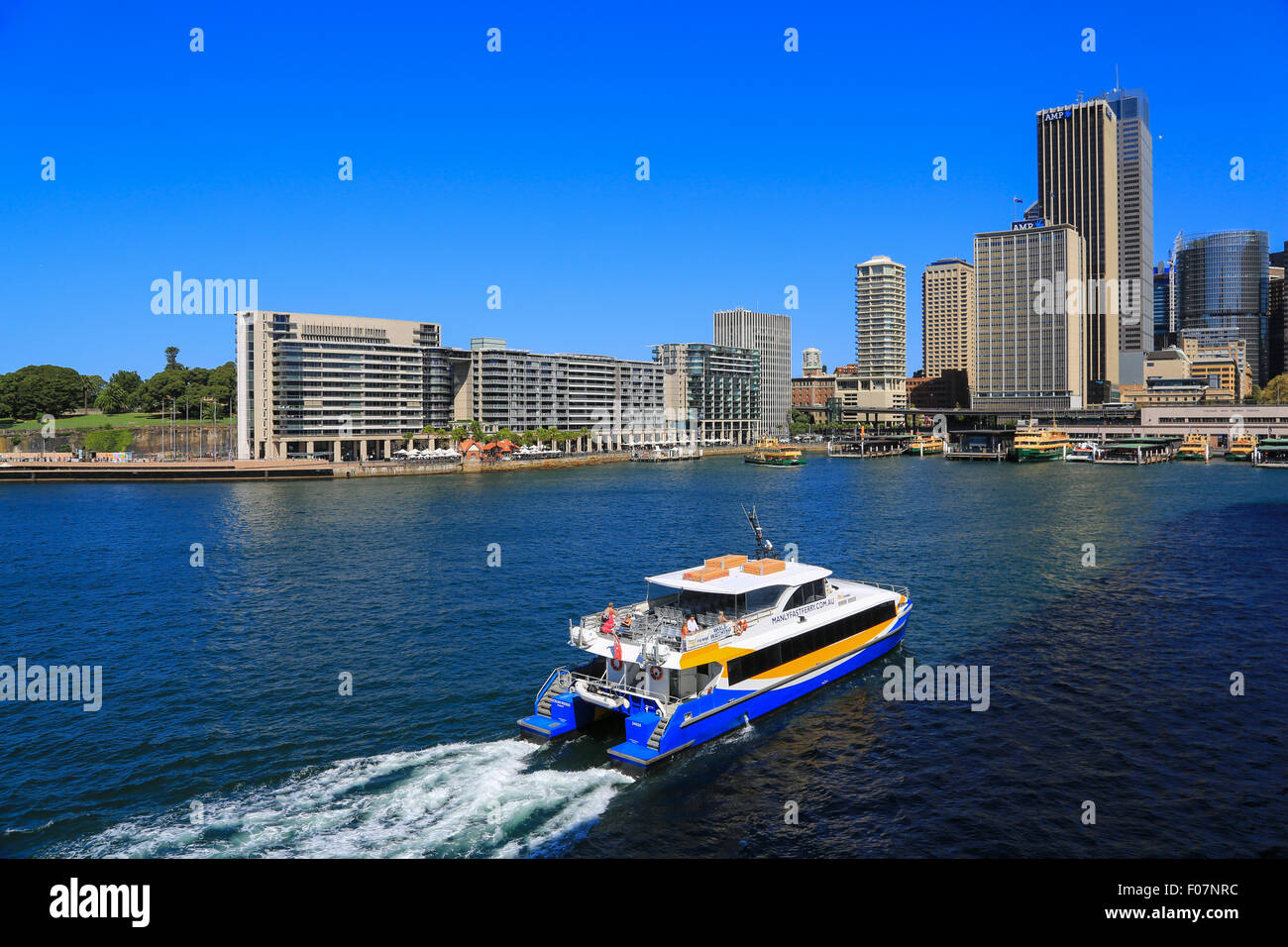 Fast Ferry Manly (Ocean Rider) s'accélère à travers le port de Sydney vers Circular Quay ferry dock sur une journée ensoleillée. Banque D'Images