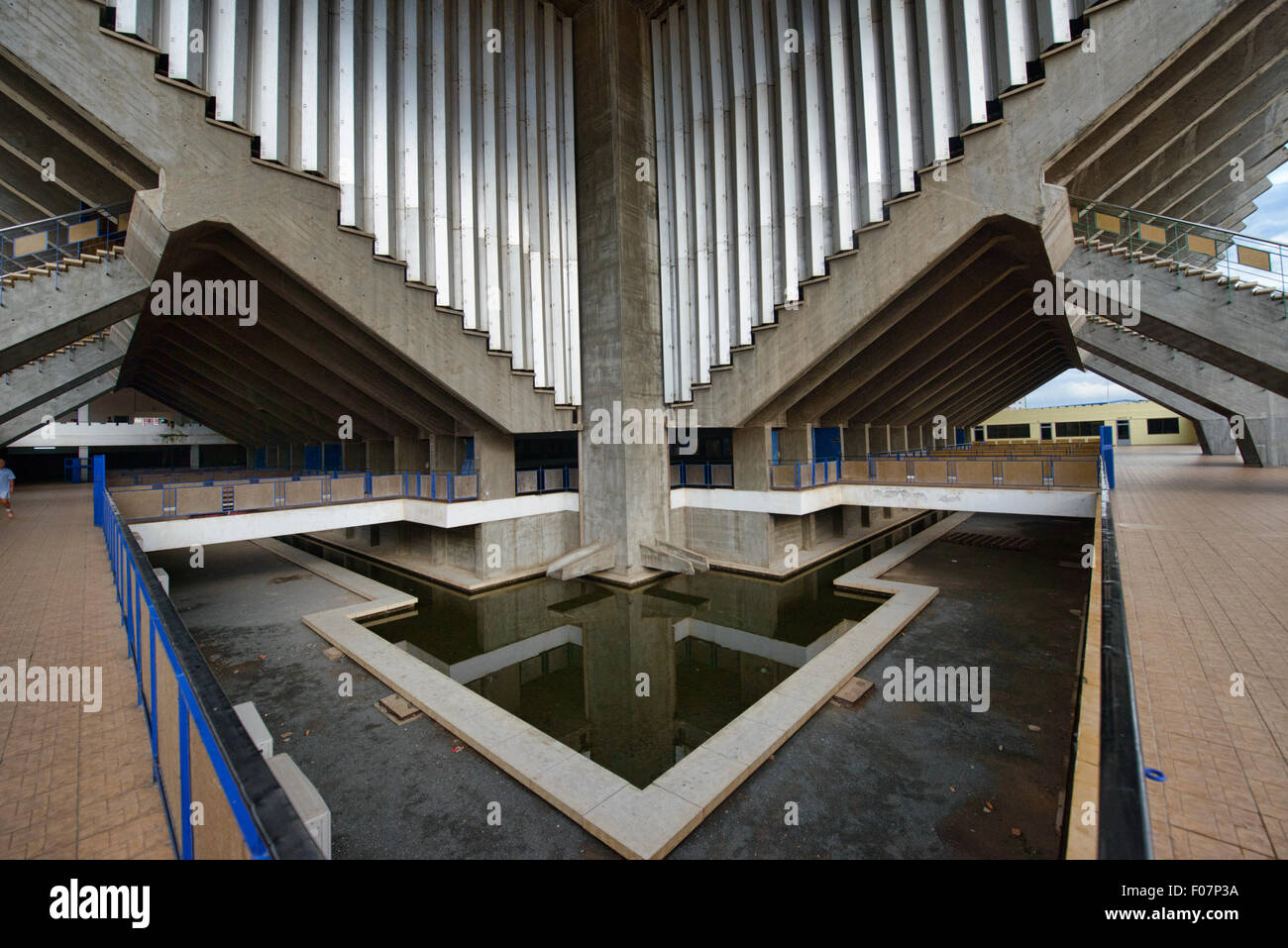 Le complexe sportif national (stade olympique), qui fait partie de la nouvelle architecture khmère mouvement des années 60, Phnom Penh, Cambodge Banque D'Images