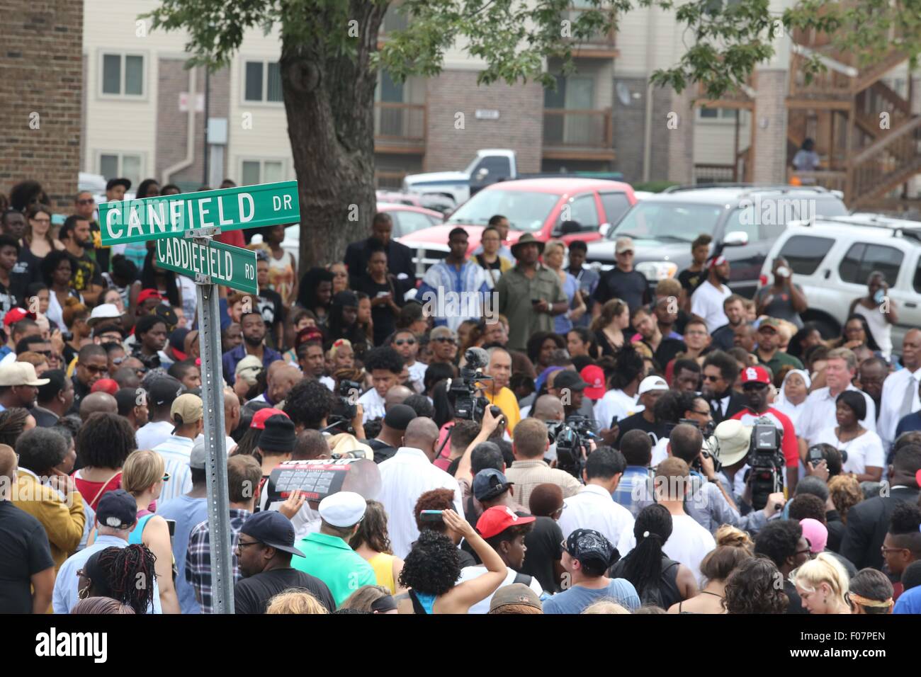 Ferguson, Missouri, États-Unis. 9 Août, 2015. Les manifestants se rassemblent à la Michael Brown memorial à Ferguson, Missouri, États-Unis, le 9 août 2015. Plusieurs centaines de personnes se sont réunies à Ferguson le dimanche pour marquer l'anniversaire de la mort de l'adolescent noir non armé par un officier de police blanc qui a déclenché des protestations et un débat national sur la race et la justice. (Xinhua/Marcus DiPaola) Credit : Xinhua/Alamy Live News Banque D'Images