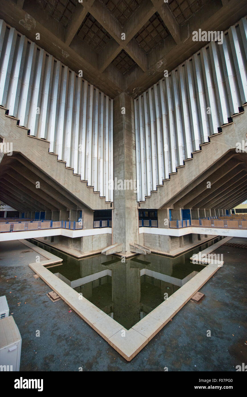 Le complexe sportif national (stade olympique), qui fait partie de la nouvelle architecture khmère mouvement des années 60, Phnom Penh, Cambodge Banque D'Images