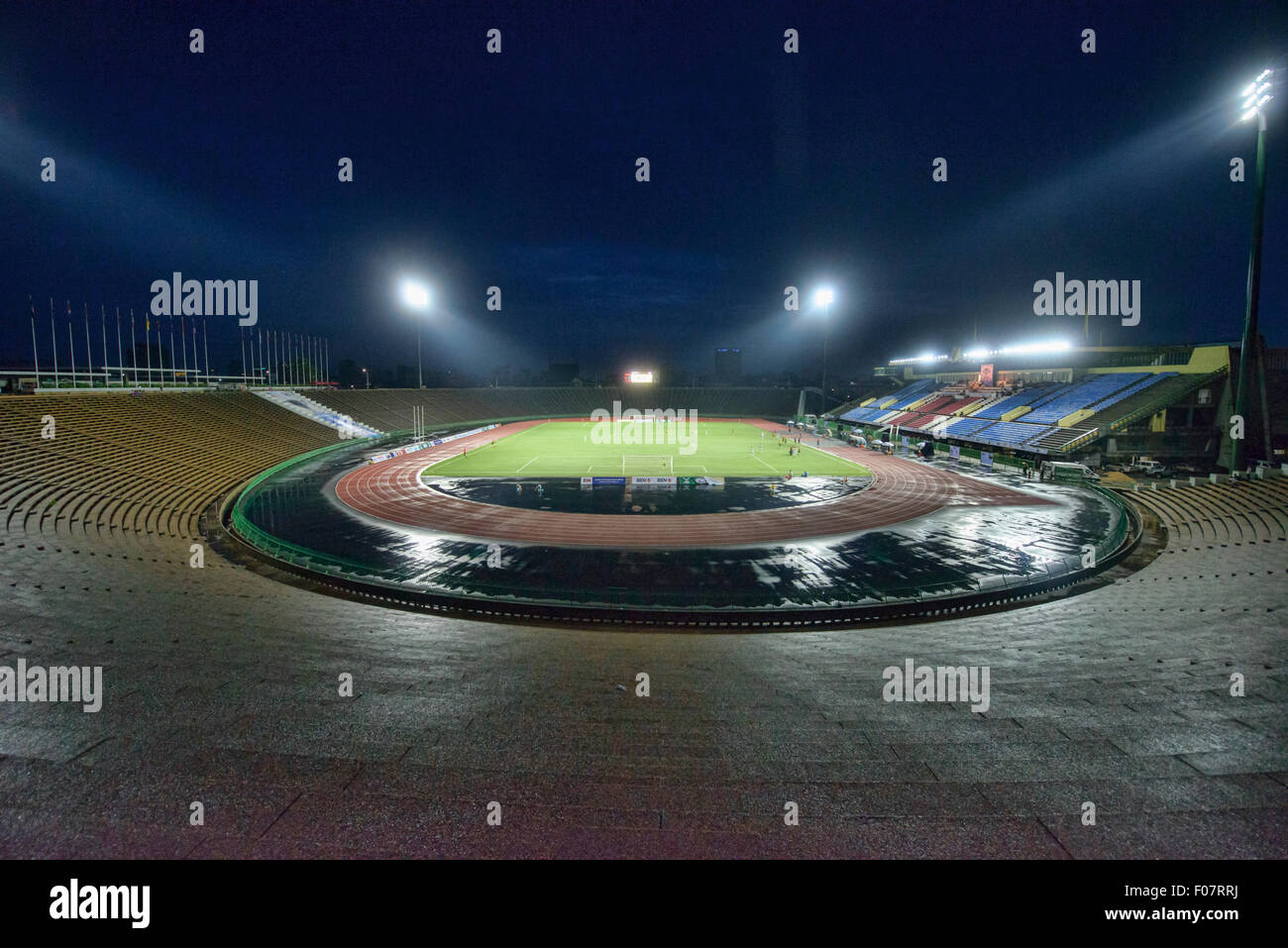 Le complexe sportif national (stade olympique), qui fait partie de la nouvelle architecture khmère mouvement des années 60, Phnom Penh, Cambodge Banque D'Images