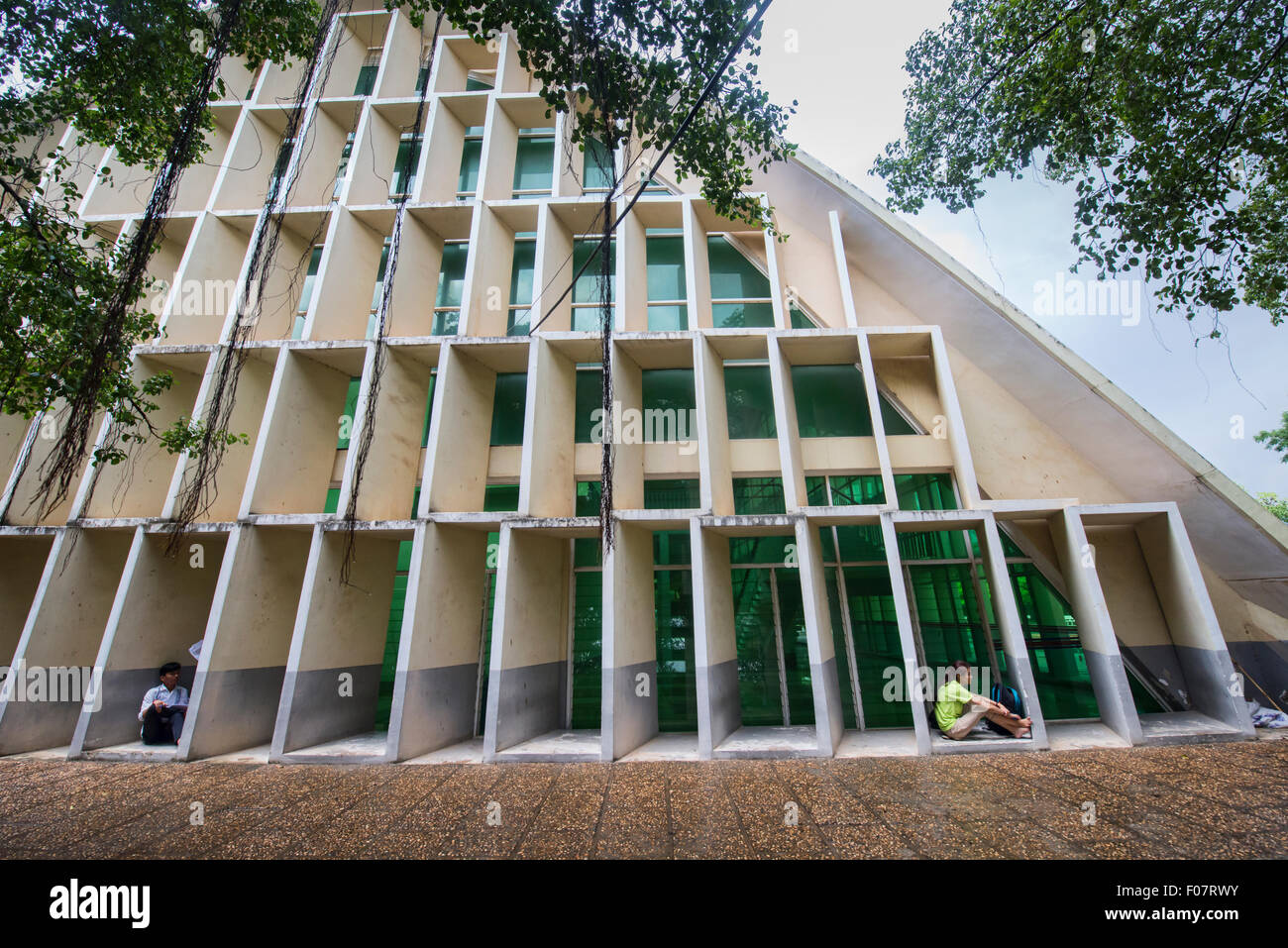 Université royale de Phnom Penh, qui fait partie de la nouvelle architecture khmère mouvement des années 60, Phnom Penh, Cambodge Banque D'Images