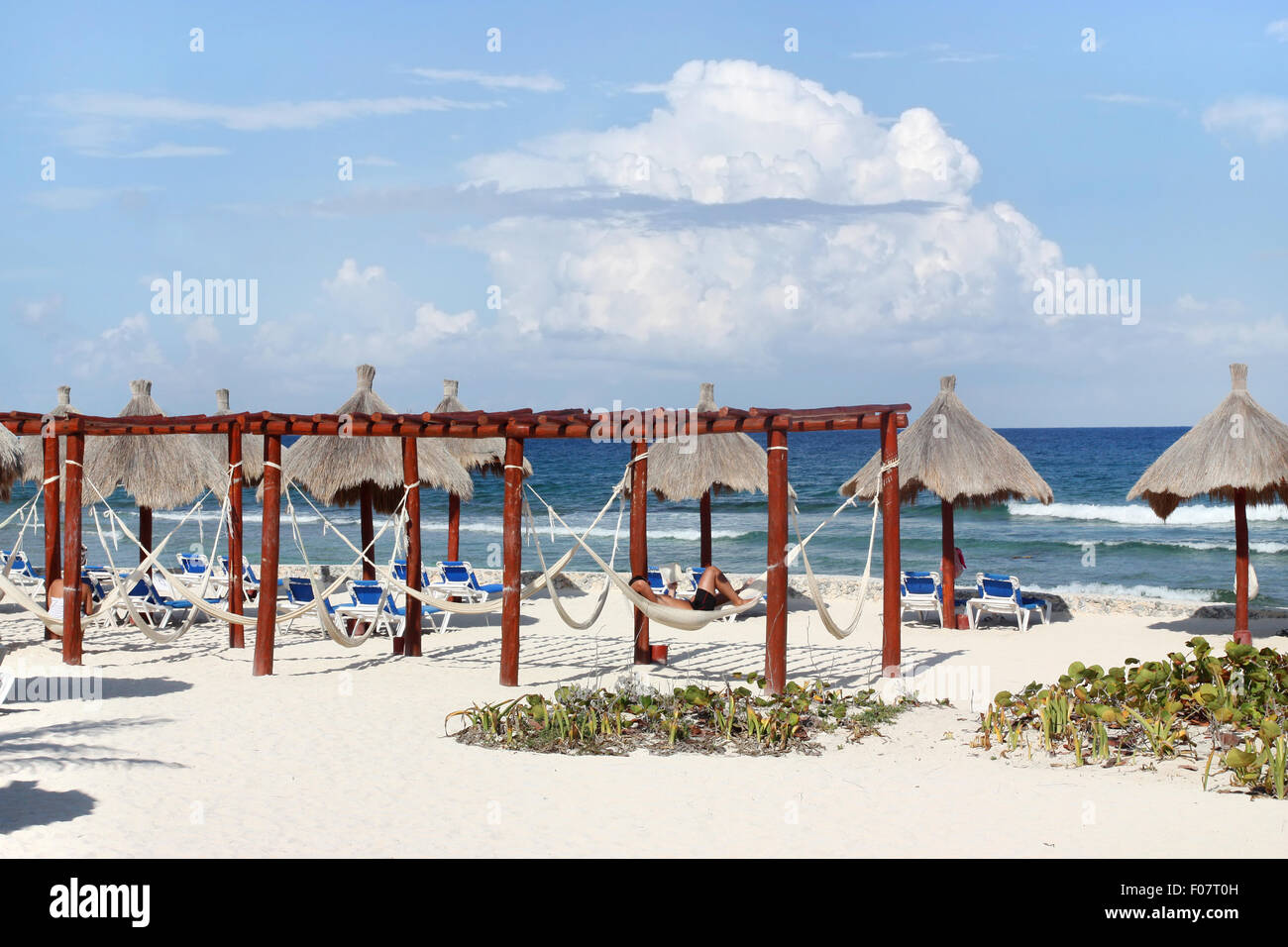 Des hamacs sur belle plage tropicale Banque D'Images