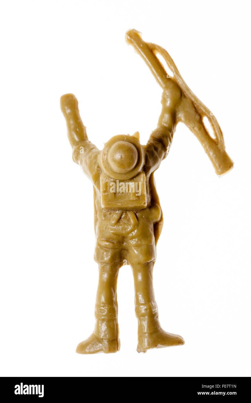 Airfix HO/OO modèle plastique toy soldier figure. La Seconde Guerre mondiale 8e soldat armée figure allongée sur le sol avec fusil en main, fond uni. Banque D'Images