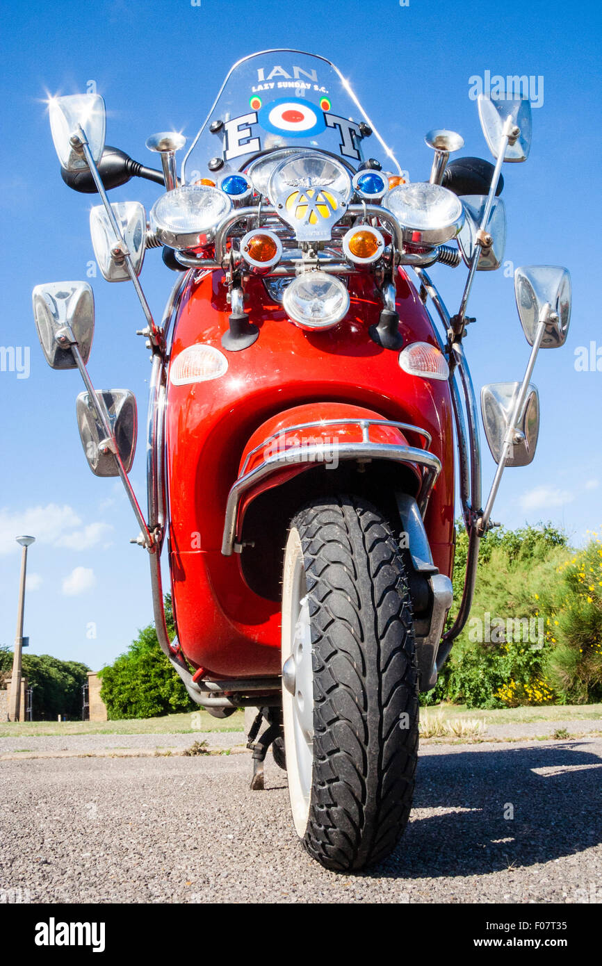 Scooter, Vespa ET4 Rouge italienne 125, de modification, de nombreux miroirs aile selon la mode look Mods culte. Miroirs disposés autour d'AA badge jaune. Banque D'Images