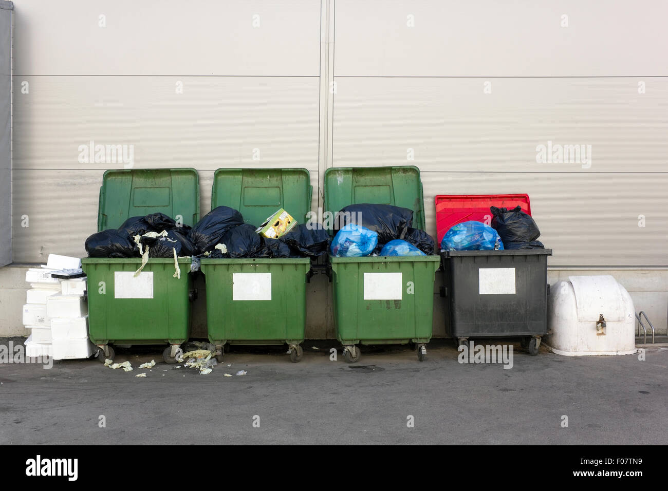 Contenants à déchets verts et noirs près de grand marché de la ville de nourriture boutique. Concept de la pollution de l'environnement Banque D'Images