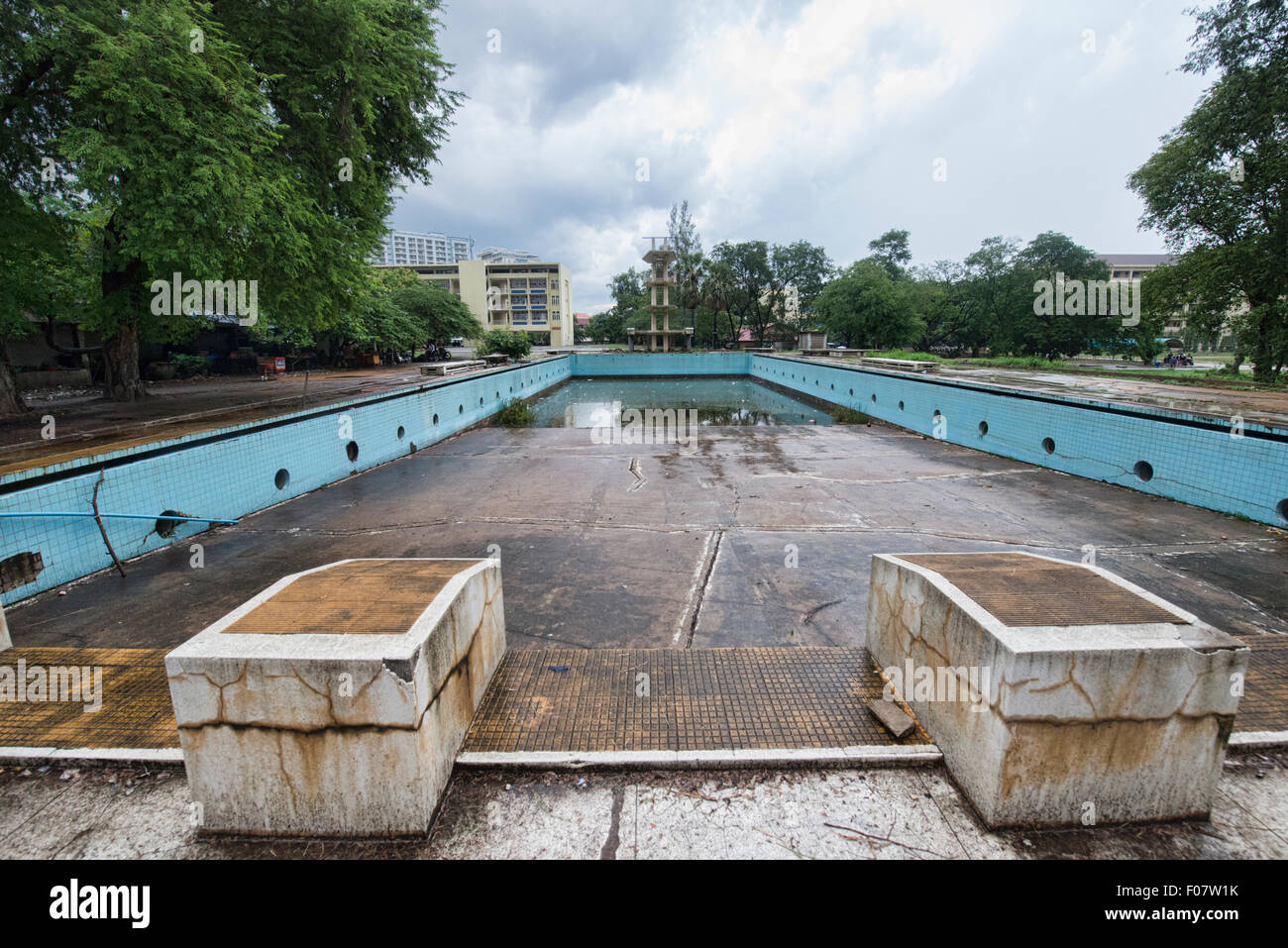 Ancienne piscine vide à l'Université royale de Phnom Penh, Phnom Penh, Cambodge Banque D'Images