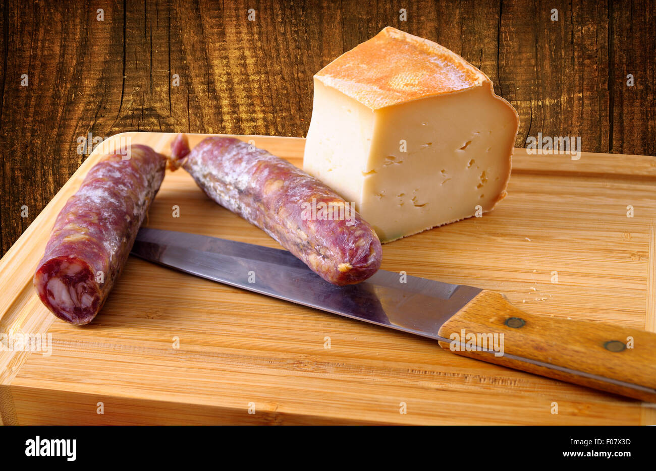 Salam et à la fontina, fromage italien grande Pentecôte cutter Banque D'Images