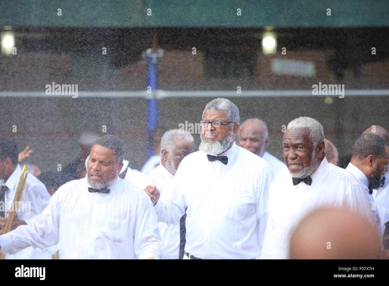 New York City, United States. 09Th Aug 2015. Groupe d'homme congregant les fonts baptismaux de l'expérience de pulvérisation. L'Organisation des maison de prière pour tous les peuples mis en scène son baptême de rue à Harlem. Credit : Andy Katz/Pacific Press/Alamy Live News Banque D'Images