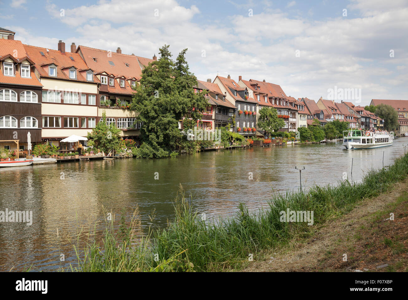 La petite Venise, l'ancien quartier des pêcheurs, avec bateau de tourisme sur la rivière Regnitz, Bamberg, Bavière, Allemagne Banque D'Images