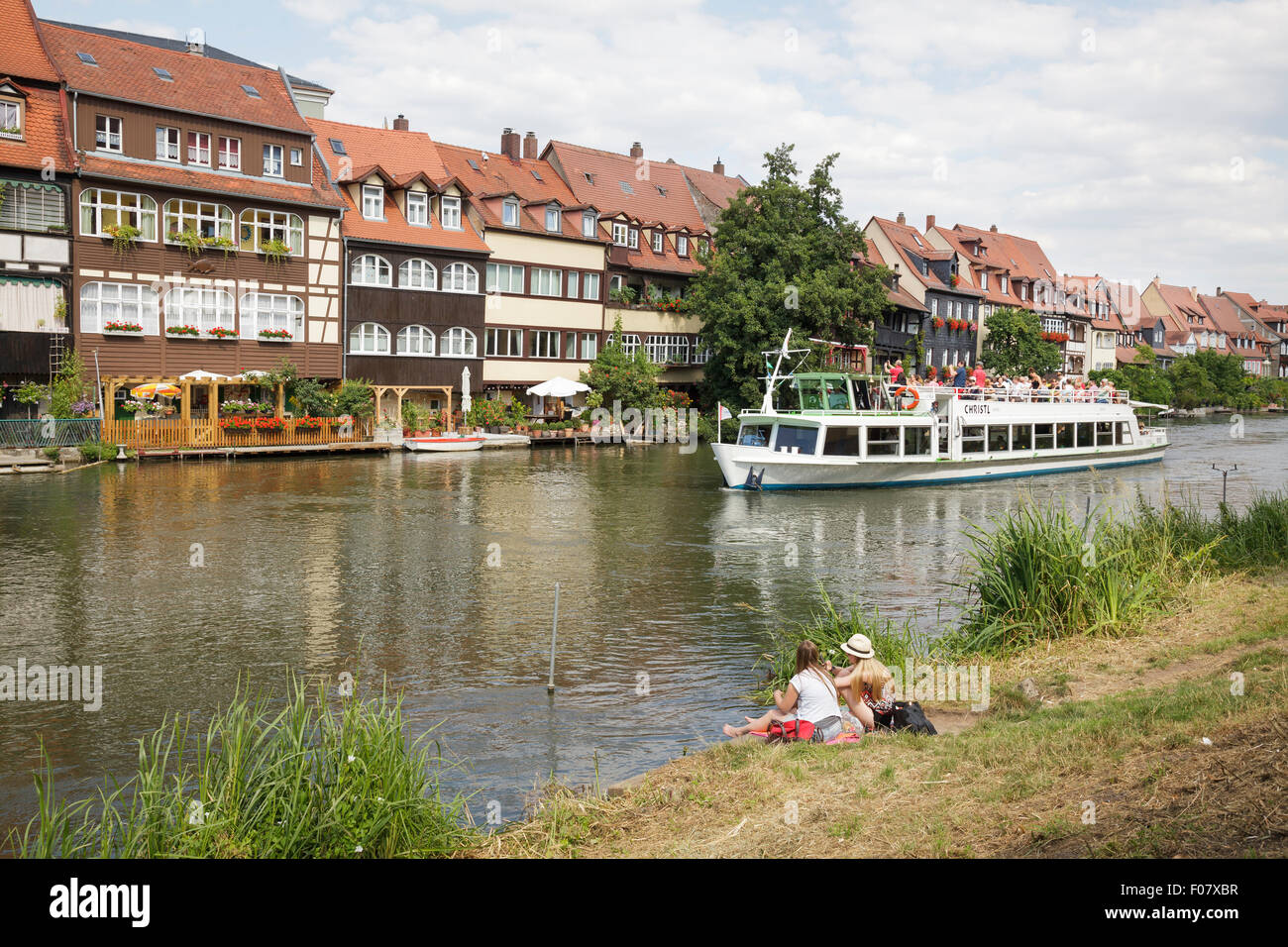 La petite Venise, l'ancien quartier des pêcheurs, avec bateau de tourisme sur la rivière Regnitz, Bamberg, Bavière, Allemagne Banque D'Images