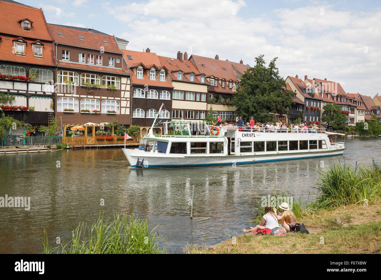 La petite Venise, l'ancien quartier des pêcheurs, avec bateau de tourisme sur la rivière Regnitz, Bamberg, Bavière, Allemagne Banque D'Images