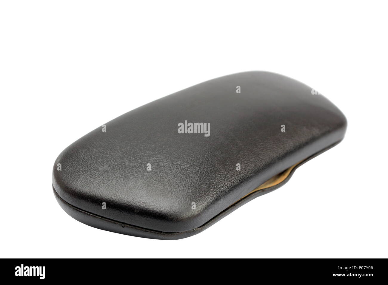 Vieux à lunettes fabriqué à partir de cuir noir sur fond blanc Banque D'Images