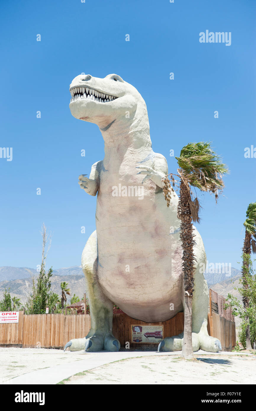 Les mondes plus grands dinosaures, le Cabazon - une attraction touristique dinosaures le long I-10 près de Cabazon et Morongo, California, USA Banque D'Images