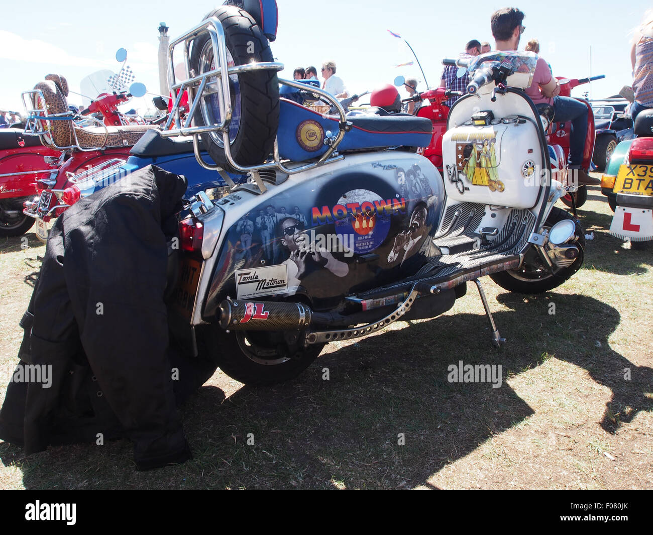 Scooter scooter personnalisé à un rallye Banque D'Images