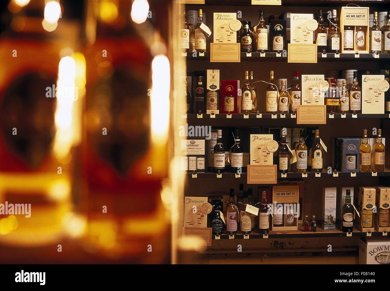 Tablette avec divers whiskies avec leurs appellations d'origine Banque D'Images