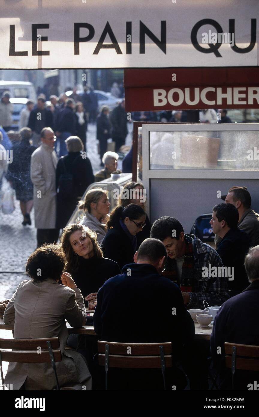Les clients de tables dans le Pain Quotidien boulangerie sur la Rue Mouffetard rue dans Paris, France Banque D'Images