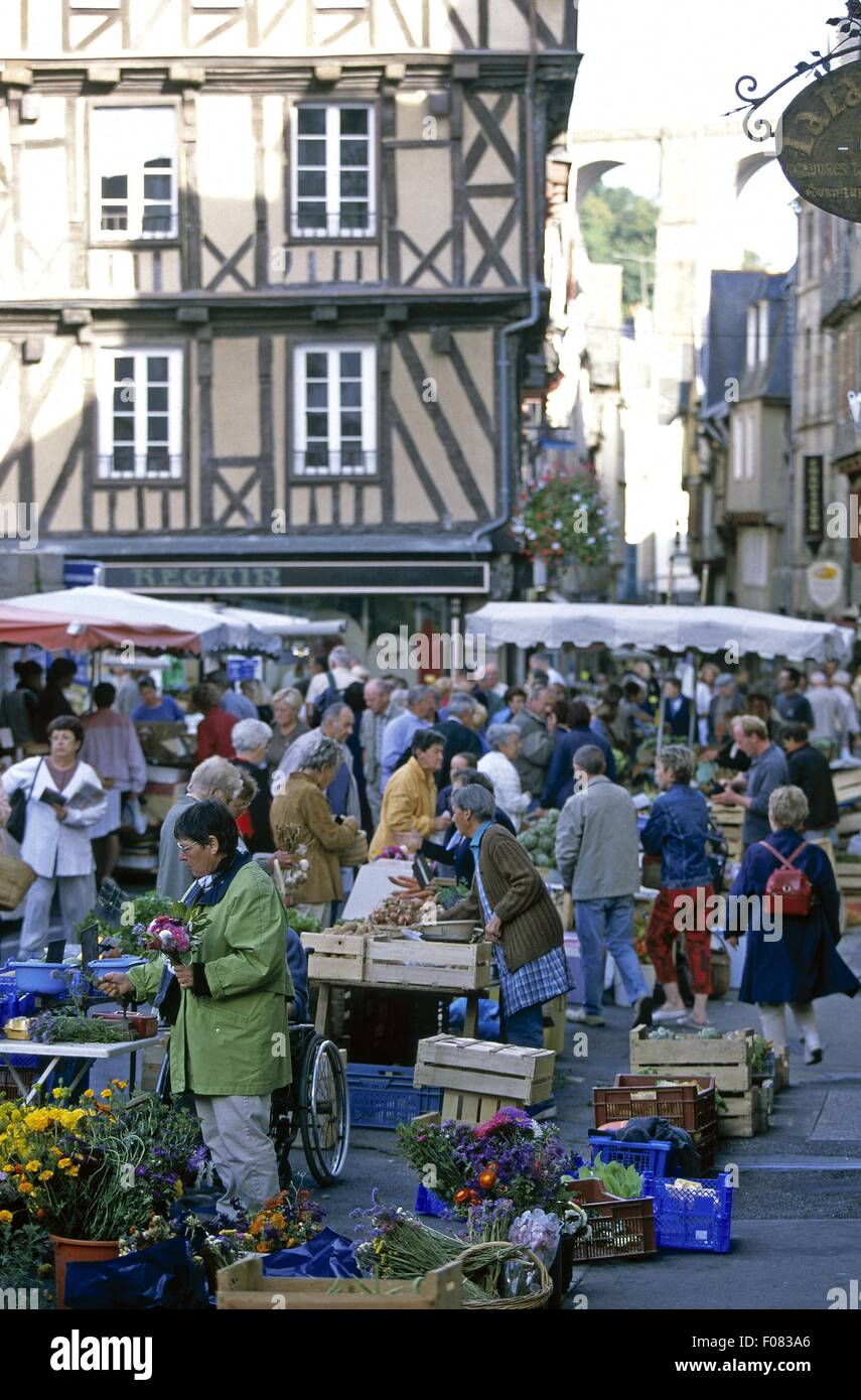 Voir des gens de marché à Morlaix, Bretagne, France Banque D'Images