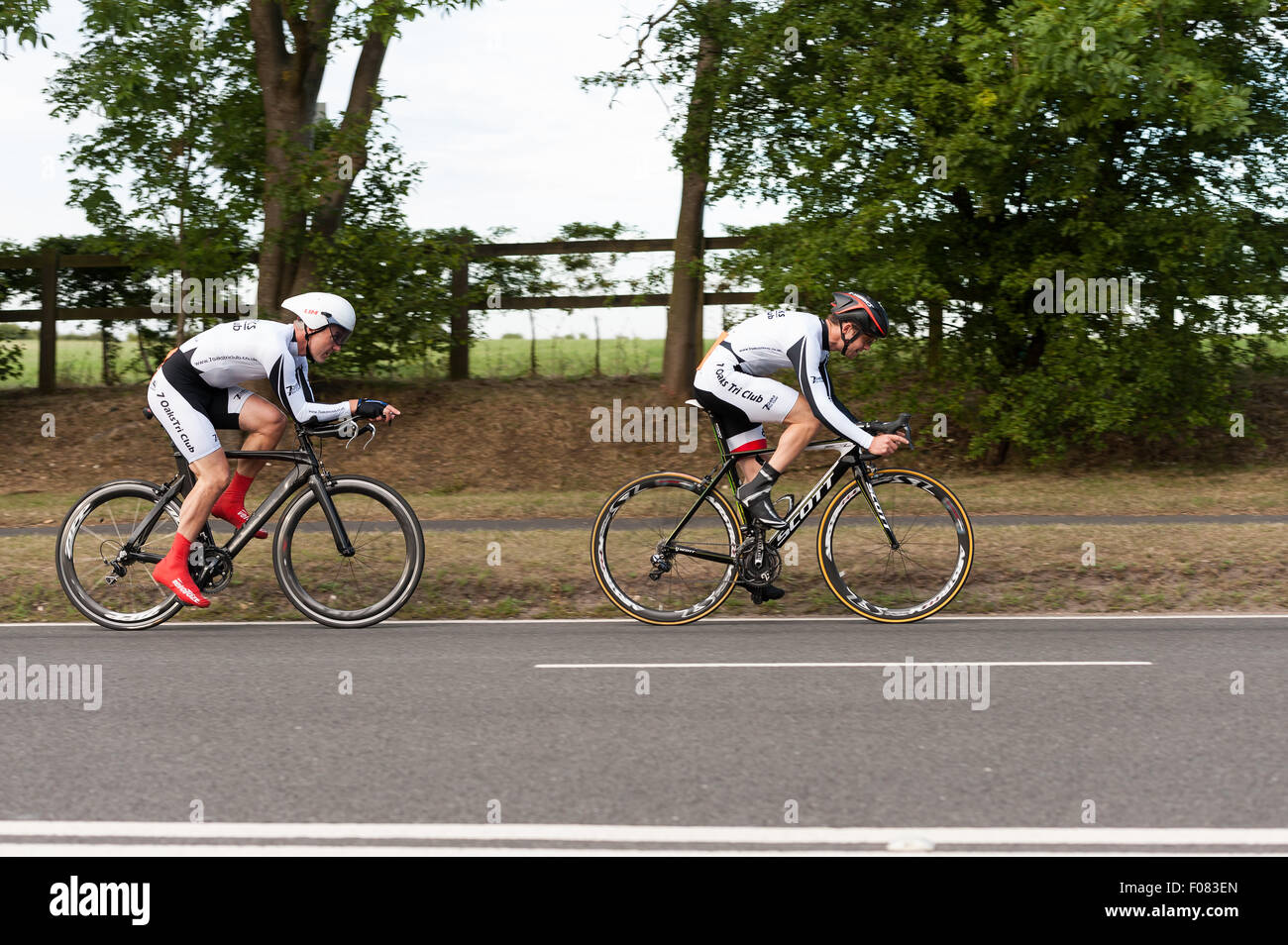 TT time trial vélo paires sur le site de la route de Brands Hatch et de rationaliser l'équipement de vélos sur route très rapide soir d'été Banque D'Images