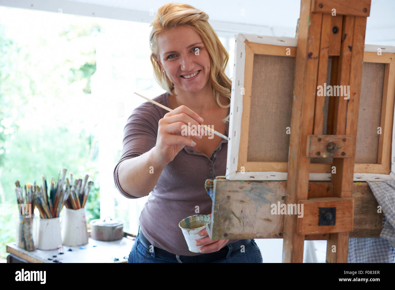 Portrait of Female Artist Painting In Studio Banque D'Images