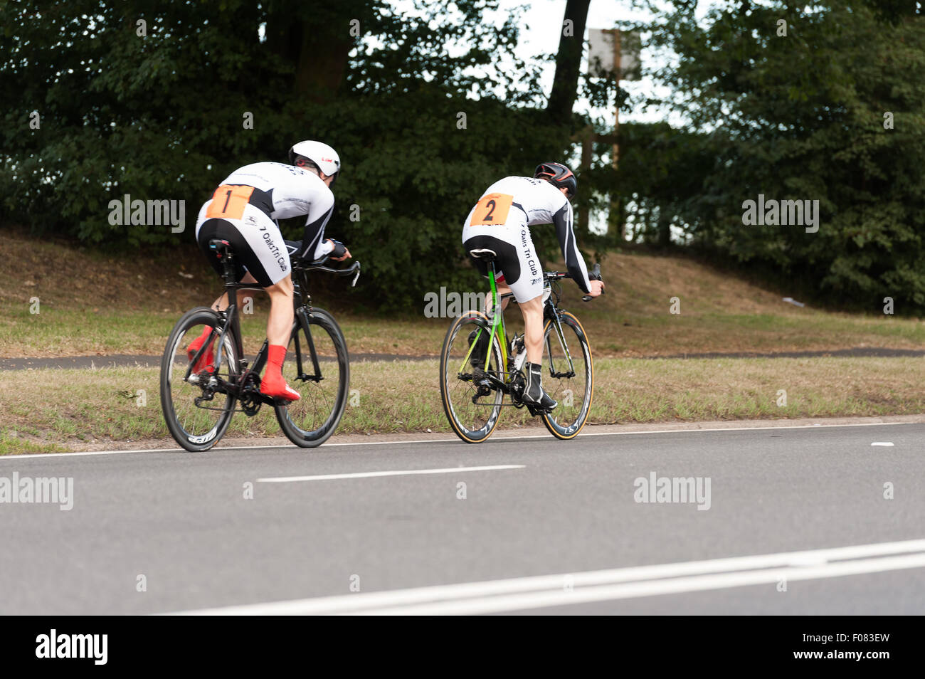 TT time trial vélo paires sur le site de la route de Brands Hatch et de rationaliser l'équipement de vélos sur route très rapide soir d'été Banque D'Images