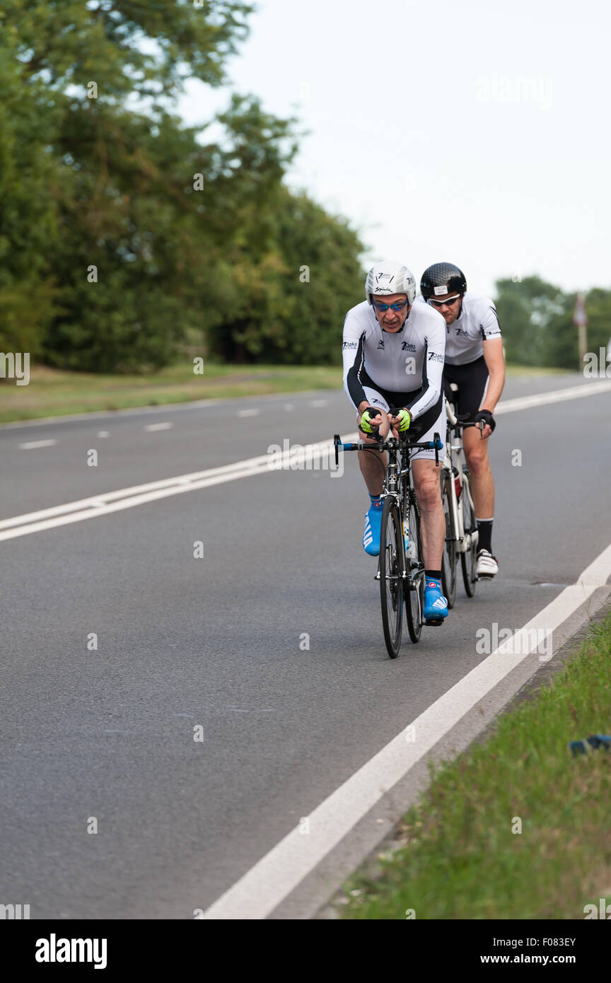 TT time trial vélo paires sur le site de la route de Brands Hatch et de rationaliser l'équipement de vélos sur route très rapide soir d'été Banque D'Images